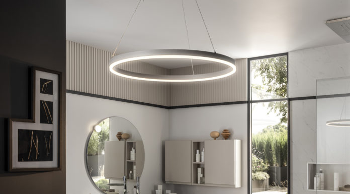 Salle de bains asymétrique pour une plus grande accessibilité